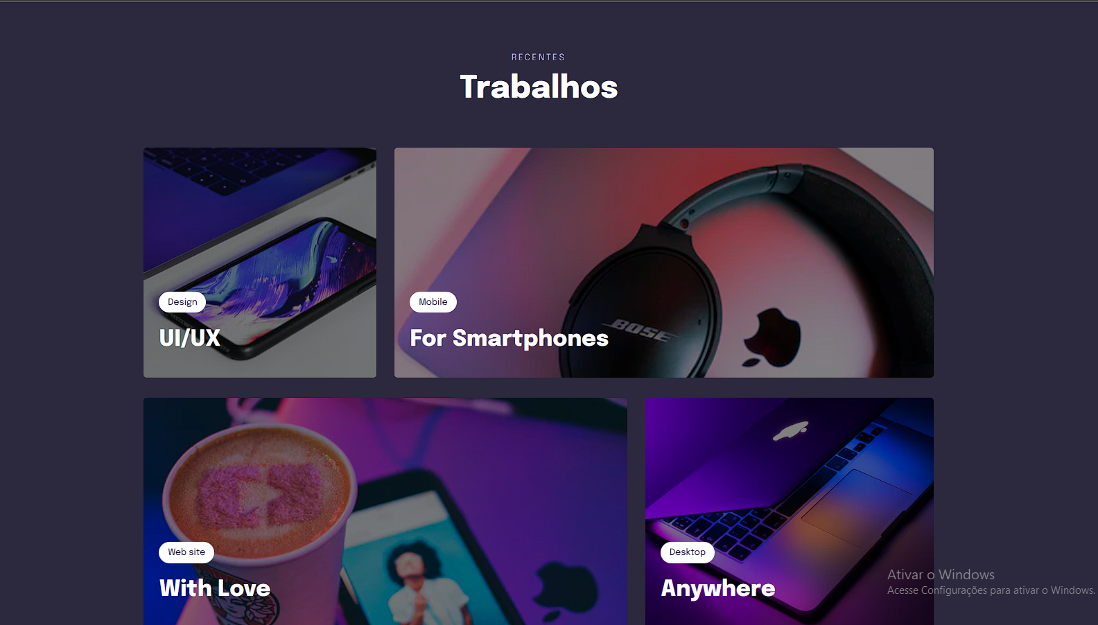 a imagem mostra um site que contém um fone de ouvido, um celular, um café e um notbook